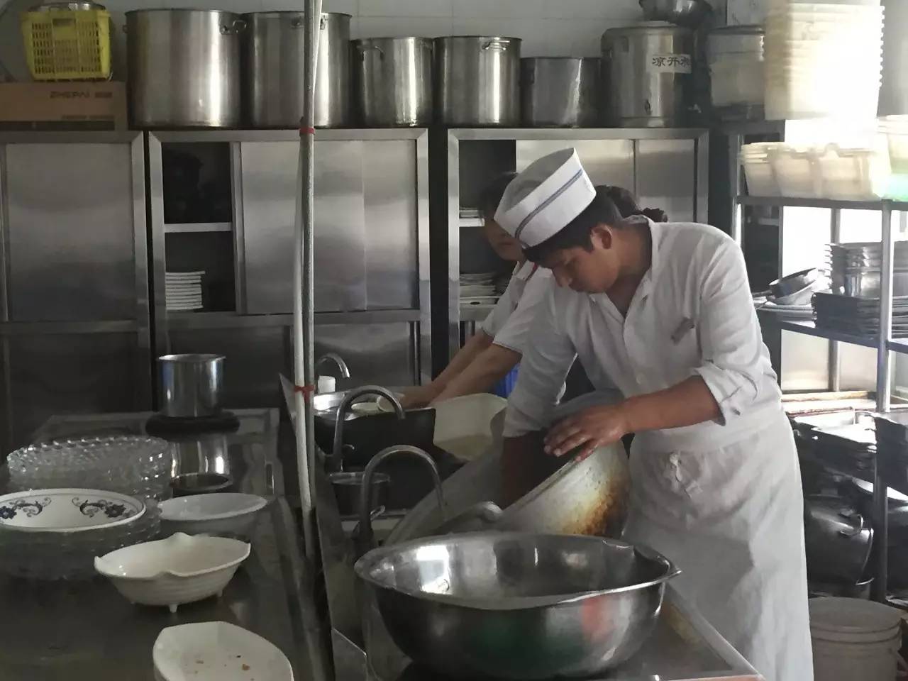 阿巴拜科日·麥提尼亞孜分配至廚部在工作中