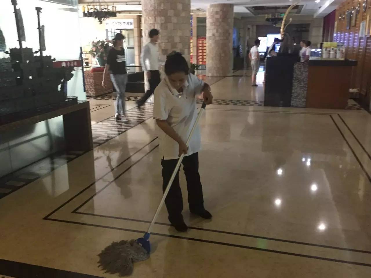 阿曼尼薩·薩代提分配至保潔部在工作中